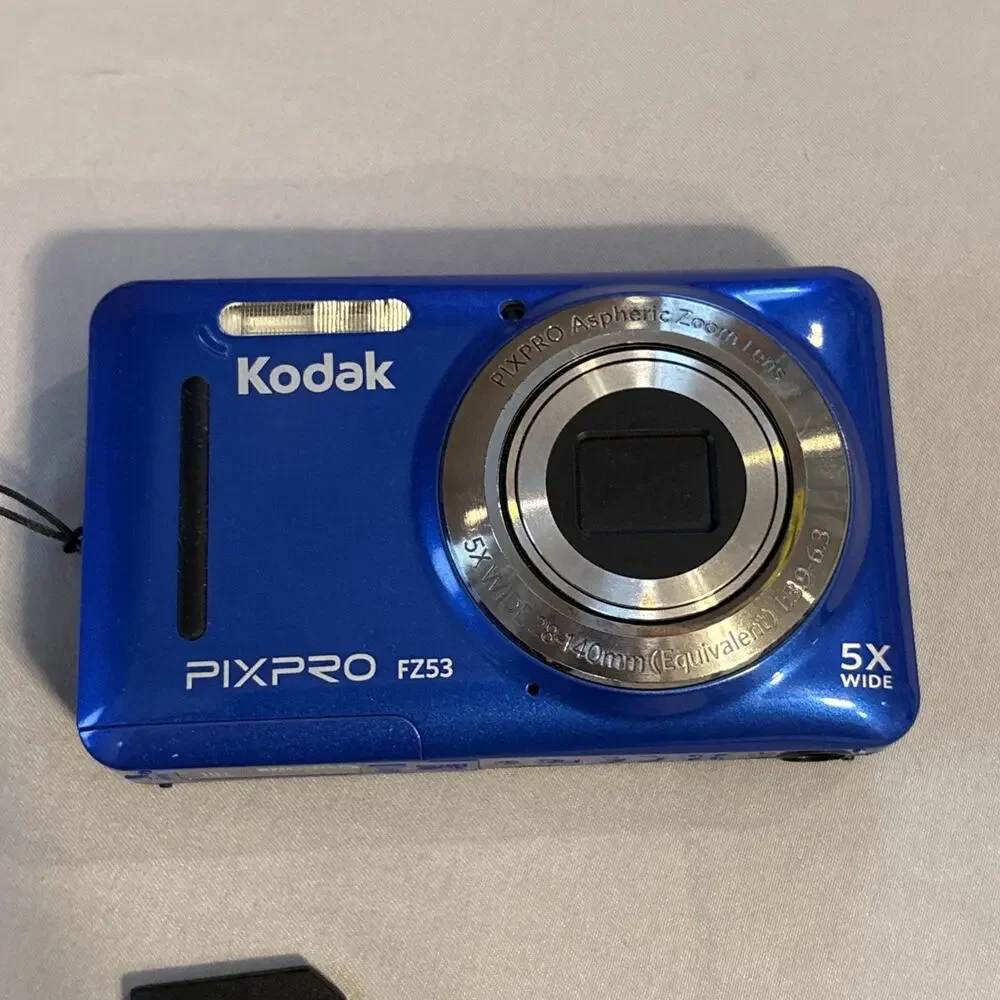 Kodak PIXPRO FZ53 5X Digital Camera 16.0MP W/ Battery, Charger, & Memory Card